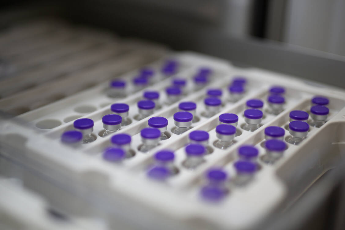 »Wie rohe Eier« behandeln Apotheker und PTA jede einzelne Ampulle des mRNA-Impfstoffs. / Foto: Max Lewe