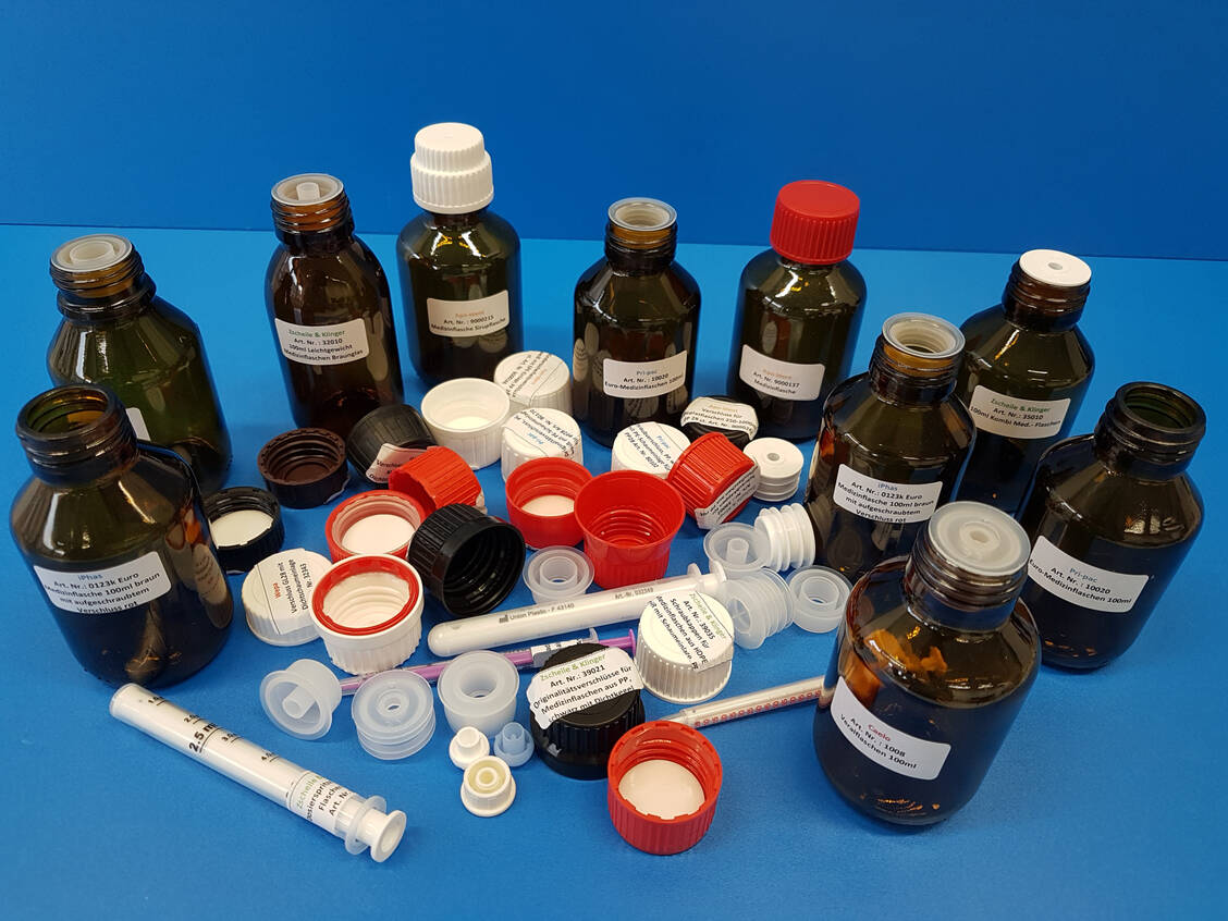 Schwer, die Übersicht zu behalten – alle getesteten Flaschen, Steckeinsätze, Verschlüsse und Kolbenpipetten auf einen Blick. / Foto: ZL, DAC/NRF