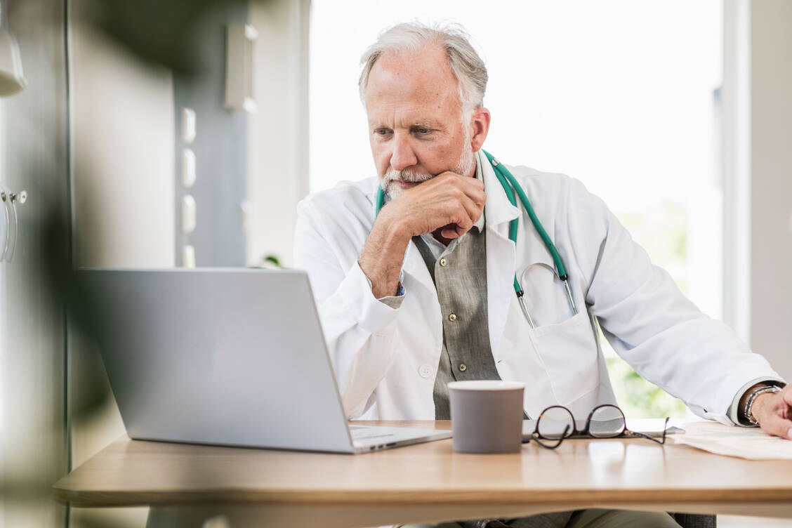 Medizinregister gelten als wertvolle Datenquelle zu bestimmten Krankheitsbildern, Behandlungsformen und Versorgungsverläufen. Der Gesetzentwurf sieht unter anderem einen einheitlichen Rechtsrahmen mit Qualitätsanforderungen und Datenverarbeitungsregeln vor. / © Getty Images/Westend61/Uwe Umstätter