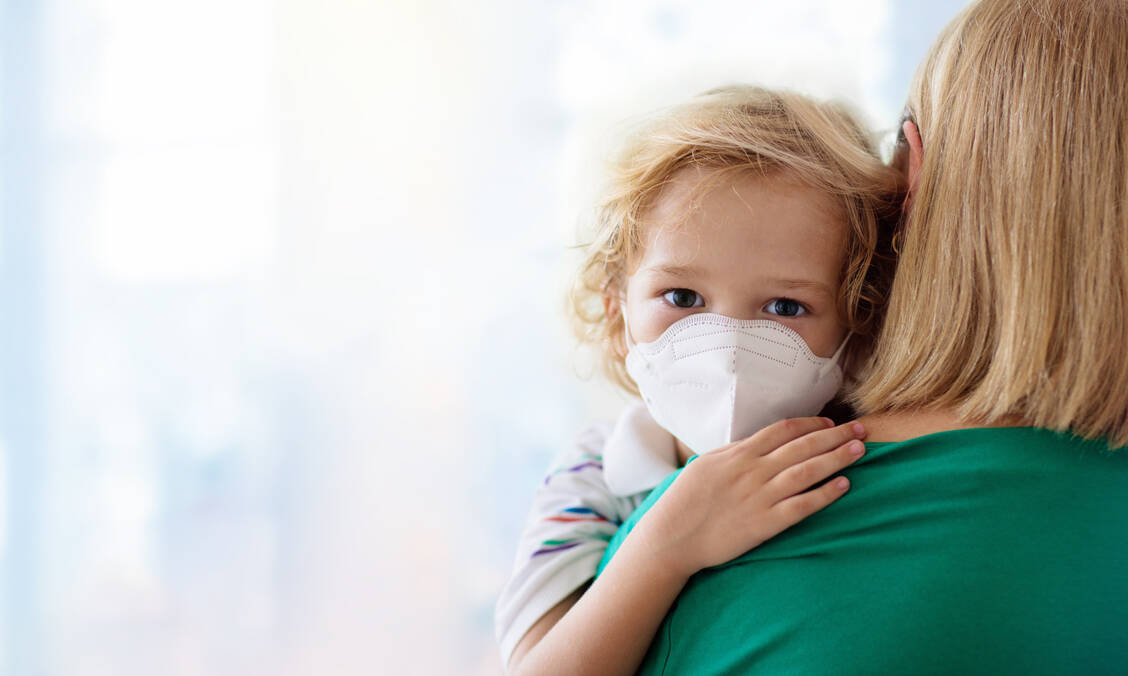 SARS-CoV-2-infizierte Kinder können auch dann andere anstecken, wenn sie selbst keine Symptome haben. / Foto: Adobe Stock/famveldman