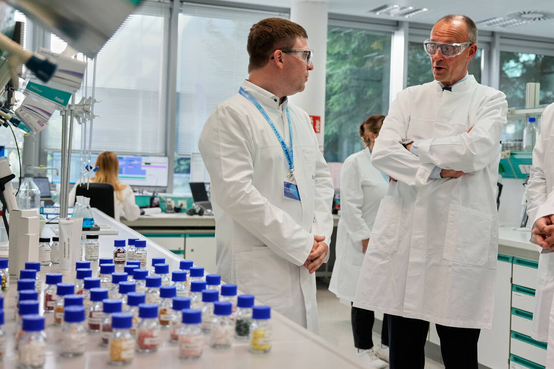 Die Bundesregierung  will die Rahmenbedingungen der Pharmabranche für die Entwicklung und Produktion von Arzneimitteln weiter verbessern, betonte Bundeskanzler Friedrich Merz bei seinem Besuch in Barleben. / © picture alliance/dpa/Pool AP