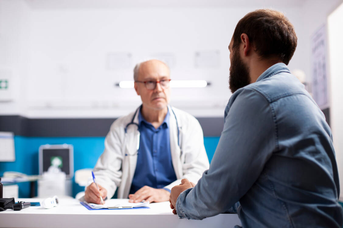 Für Ärzte ist aktuell unklar, wann sie ein Cannabis-Fertigarzneimittel verschreiben müssen.  / © Shutterstock/DC Studio