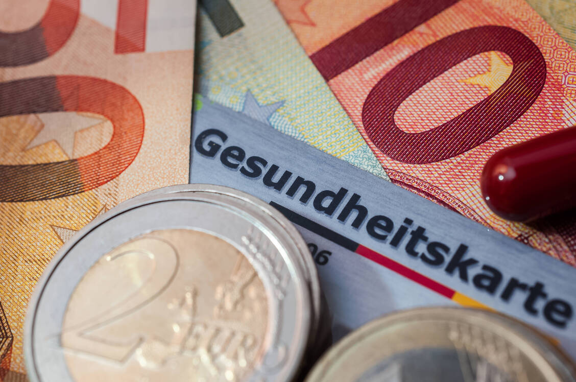 Die Krankenkassen verzeichneten im 1. Halbjahr 2026 einen weiterhin dynamischen Anstieg der Leistungsausgaben und Verwaltungskosten von 7,1 Prozent. / © Imago Images/Zoonar