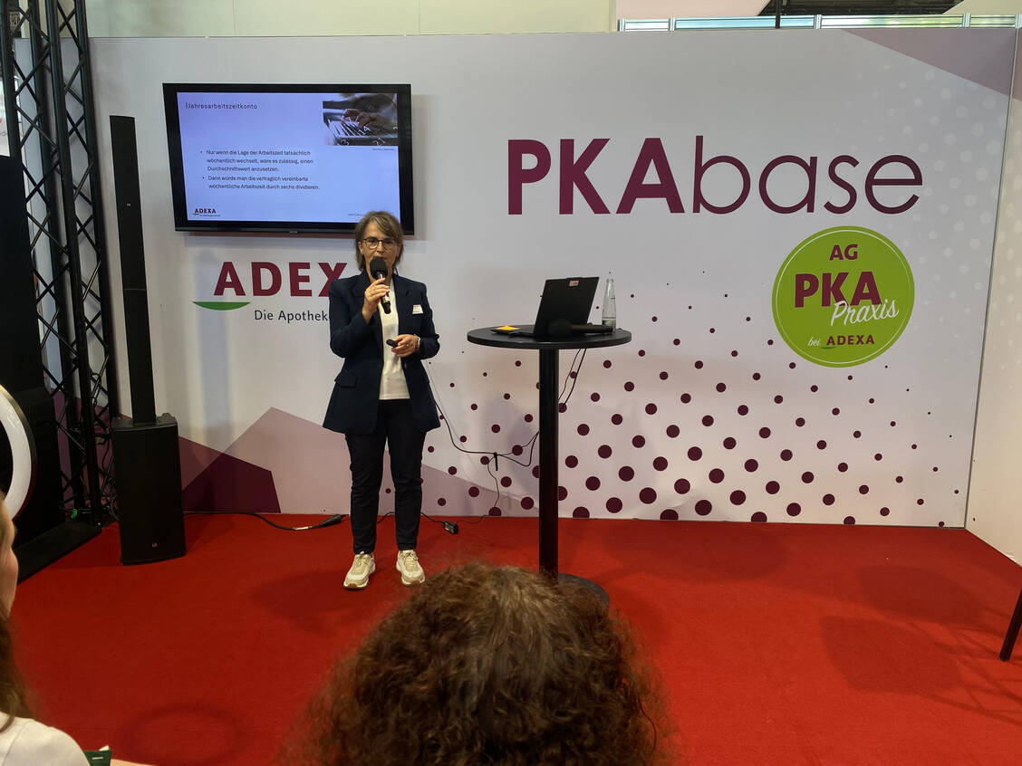 Minou Hansen, Leiterin der Rechtsabteilung der Gewerkschaft Adexa, auf der Expopharm in München. / © PZ / Alexandra Amanatidou