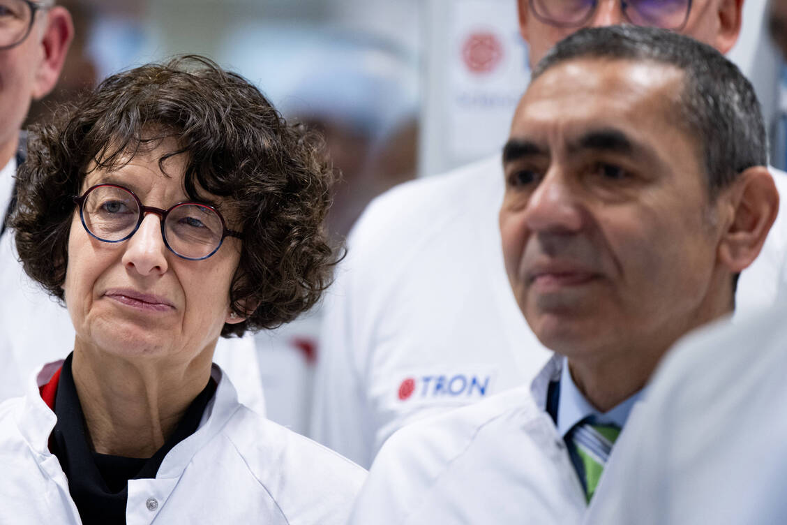 Mit ihrem neuen Unternehmen Arife gehen die Biontech-Gründer Ugur Sahin und Özlem Türeci eigene Wege. / © Imago Images/Eibner