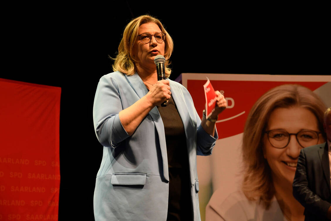 Die SPD-Politikerin Anke Rehlinger kann sich bei der Landtagswahl im Saarland über einen deutlichen Wahlsieg freuen. / Foto: IMAGO/BeckerBredel