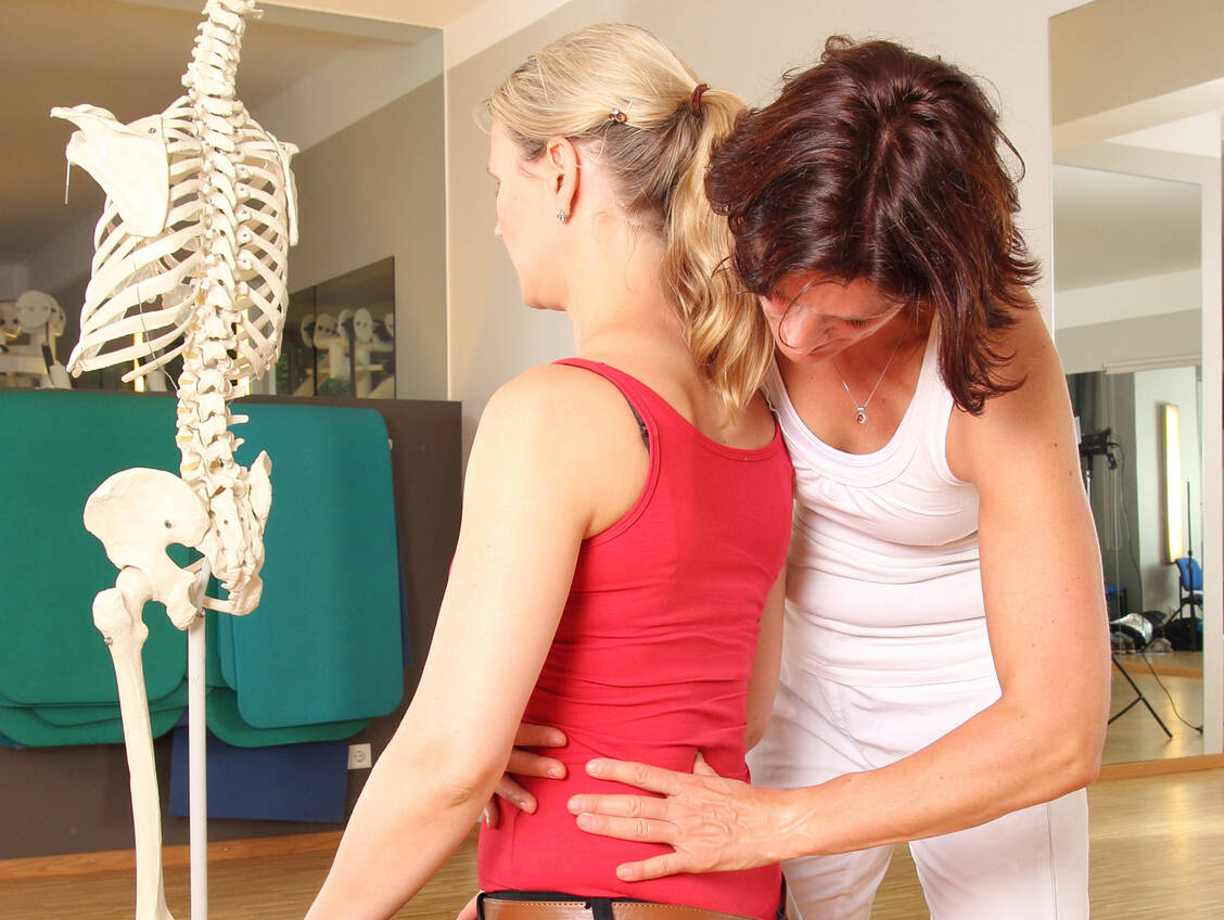 Rückenschmerzen haben in den meisten Fällen keine spezifische Ursache. Körperliche Aktivität, gegebenenfalls auch Physiotherapie, sind die besten Maßnahmen. / Foto: Adobe Stock/RioPatuca Images