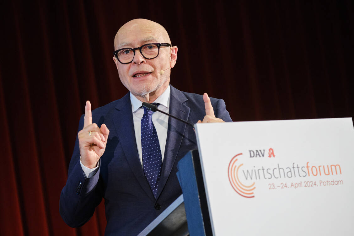 Wenn der Gesetzgeber in die Berufsfreiheit der Apotheker eingreifen will, muss er das rechtfertigen, betonte der Jurist  Professor Udo Di Fabio.  / Foto: ABDA/André Wagenzik