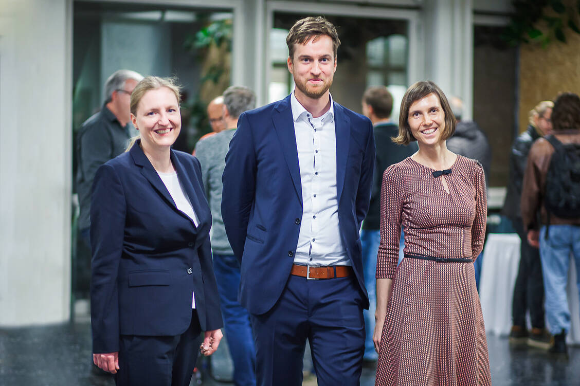 Die Referenten und Referentinnen der drei Antrittsvorlesungen am Tag der Pharmazie, Professor Dr. Julia Weigand, Professor Dr. Raphael Reher und Privatdozentin Dr. Jarmila Jedelska (von links). / Foto: Stephan Tang /FB Pharmazie Uni Marburg