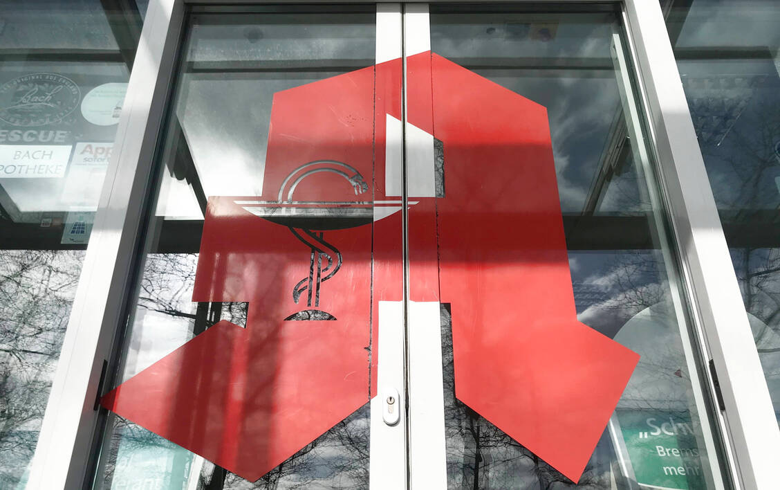 Den Apothekenangestellten kommt laut Adexa eine wichtige Rolle zu: Patientinnen und Patienten im Vorfeld über die Gründe der Apothekenschließung zu informieren. / Foto: Imago Images/Waldmüller