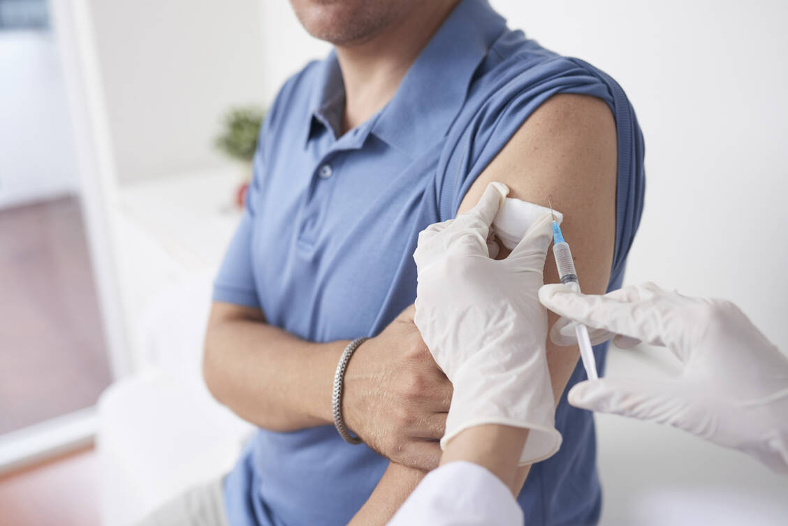 Mit der BIG direkt gesund ist eine weitere Krankenkasse dem Vertrag mit dem DAV zur Grippeschutzimpfung in der Apotheke beigetreten. / Foto: Adobe Stock/DragonImages