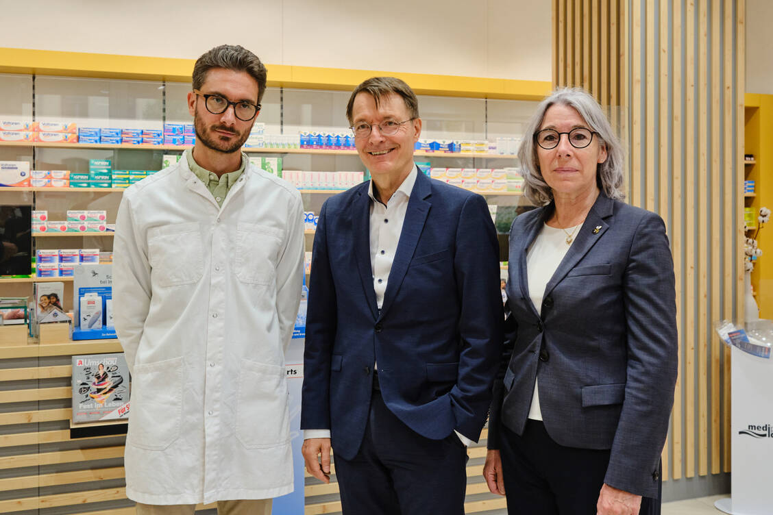 Bundesgesundheitsminister Karl Lauterbach (SPD) zu Besuch in der Sonnen-Apotheke in Teltow. Mit ABDA-Präsidentin Gabriele Regina Overwiening und Inhaber Mike Beyer sprach er über die Situation der Apotheken und das Apotheken-Reformgesetz (ApoRG). / Foto: Foto: ABDA/Wagenzik