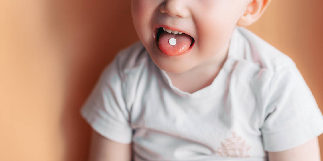 Viele Arzneimittel sind für Kindern nicht zugelassen. Die Datenbank kinderformularium.de gibt Dosierungsempfehlungen, die auf der besten verfügbaren Evidenz basieren. / Foto: Getty Images/Nestea06