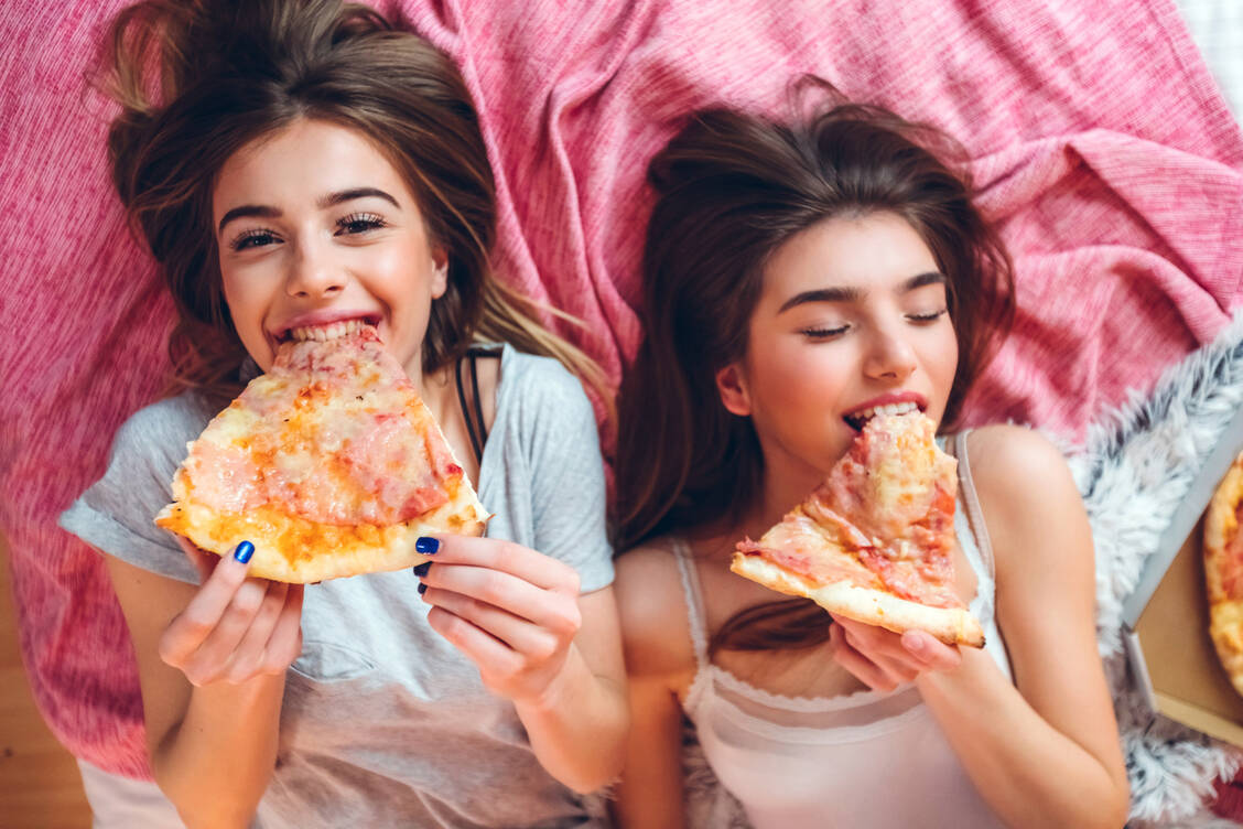 Pizza ist das mengenmäßig am meisten verzehrte Fast Food unter Jugendlichen. / Foto: Getty Images/urbazon
