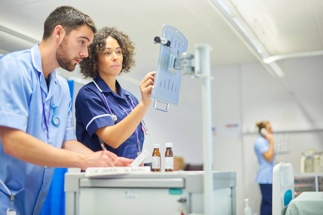 In Krankenhäusern, Praxen, Dialyseeinrichtungen und bei Rettungsdiensten verzeichnete das RKI bislang mehr als 11.800 Corona-Fälle (Stand 18. Mai). In Pflege- und anderen Wohneinrichtungen waren es mehr als 8.500 Infektionen. / Foto: Getty Images/sturti