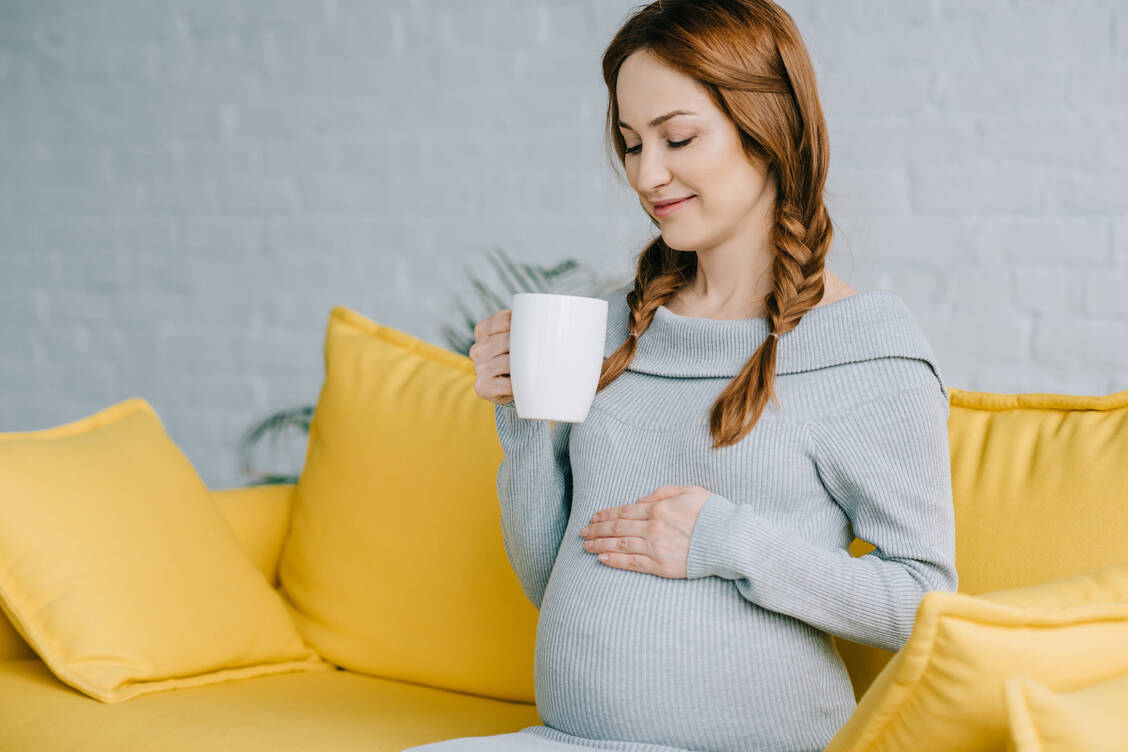 Schwangere sollten Koffein am besten ganz meiden. Zu diesem Fazit kommt eine aktuelle Studie.  / Foto: Adobe Stock/Lightfield Studios