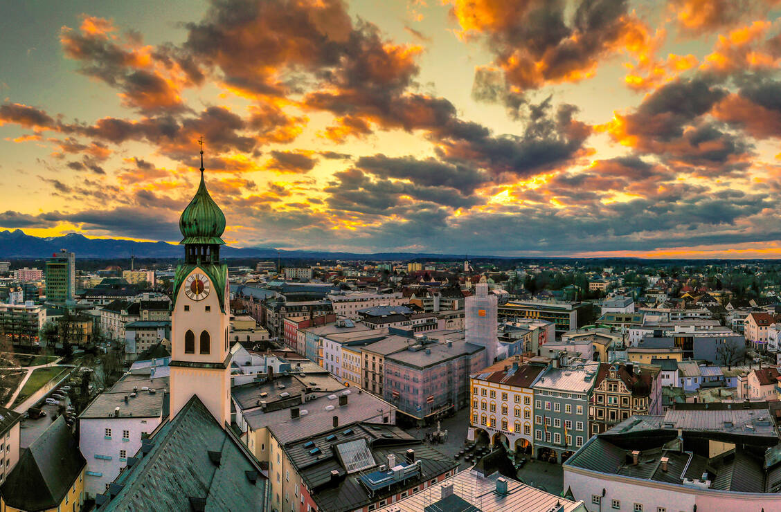 Zu Beginn der Pandemie hatte die kleine Gemeinde Bad Feilnbach im Landkreis Rosenheim verhältnismäßig viele Corona-Fälle. Seit dem Wochenende gelten in Rosenheim selbst wieder strengere Regeln, da die Grenze von 50 Neuinfektionen pro 100.000 Einwohner überschritten wurde. / Foto: Adobe Stock/skywatcher81
