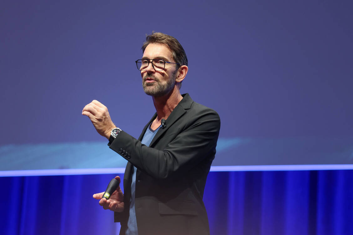 Wie gelingt es, wieder Spaß und Leidenschaft in den Arbeitsalltag zu bringen? Peter Kreuz ruft Unternehmen zum Gestalten auf. / © www.neumayr.cc