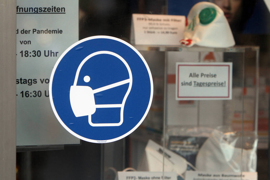 Ein Änderungsantrag zum Dritten Bevölkerungsschutzgesetz sieht vor, dass Risikogruppen »beispielsweise« aus Apotheken Schutzmasken erhalten sollen. / Foto: imago images/Ralph Peters