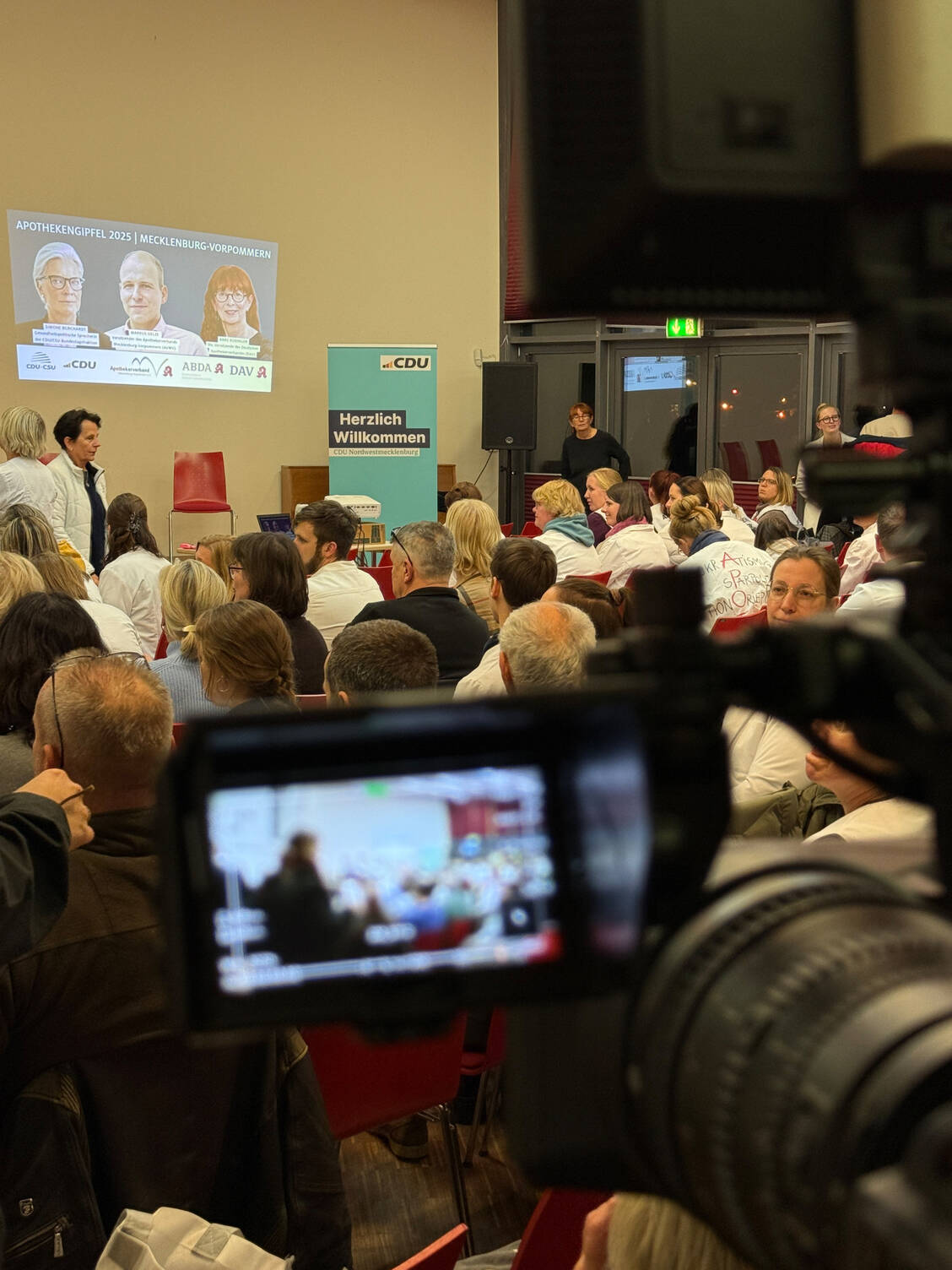 Sogar lokale TV-Sender berichteten vom Apothekengipfel. / © PZ