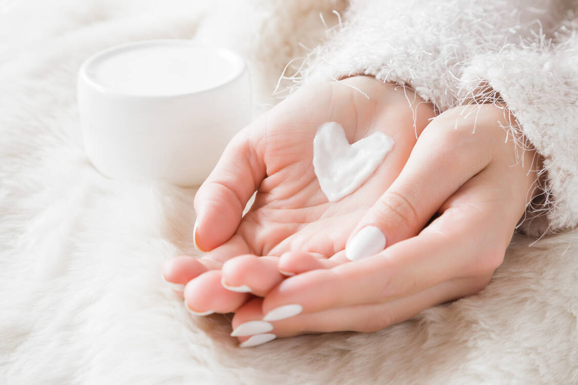 Die Pflege der Haut von Patienten mit Erkrankungen wie Neurodermitis oder Psoriasis bedarf im Winter besonderer Aufmerksamkeit. / Foto: Adobe Stock/fotoduets
