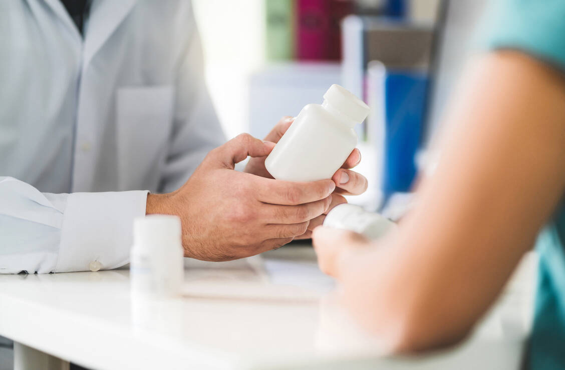 Apotheker sollen künftig für pharmazeutische Dienstleistungen vergütet werden. / Foto: Adobe Stock / terovesalainen