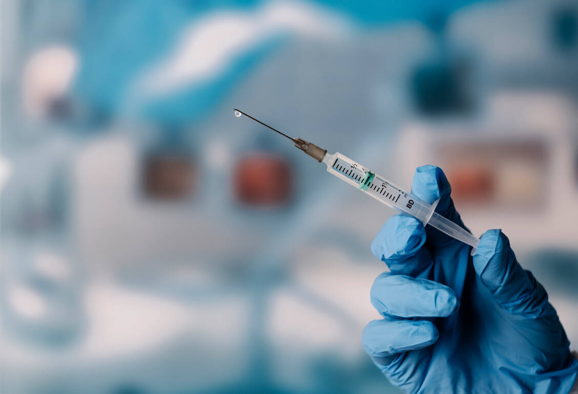 Impfstoffe gegen α-Synuclein und auch GLP-1-Agonisten werden aktuell in klinischen Studien für frühe Phasen der Parkinson-Erkrankung getestet. / © Getty Images/Imaginestock