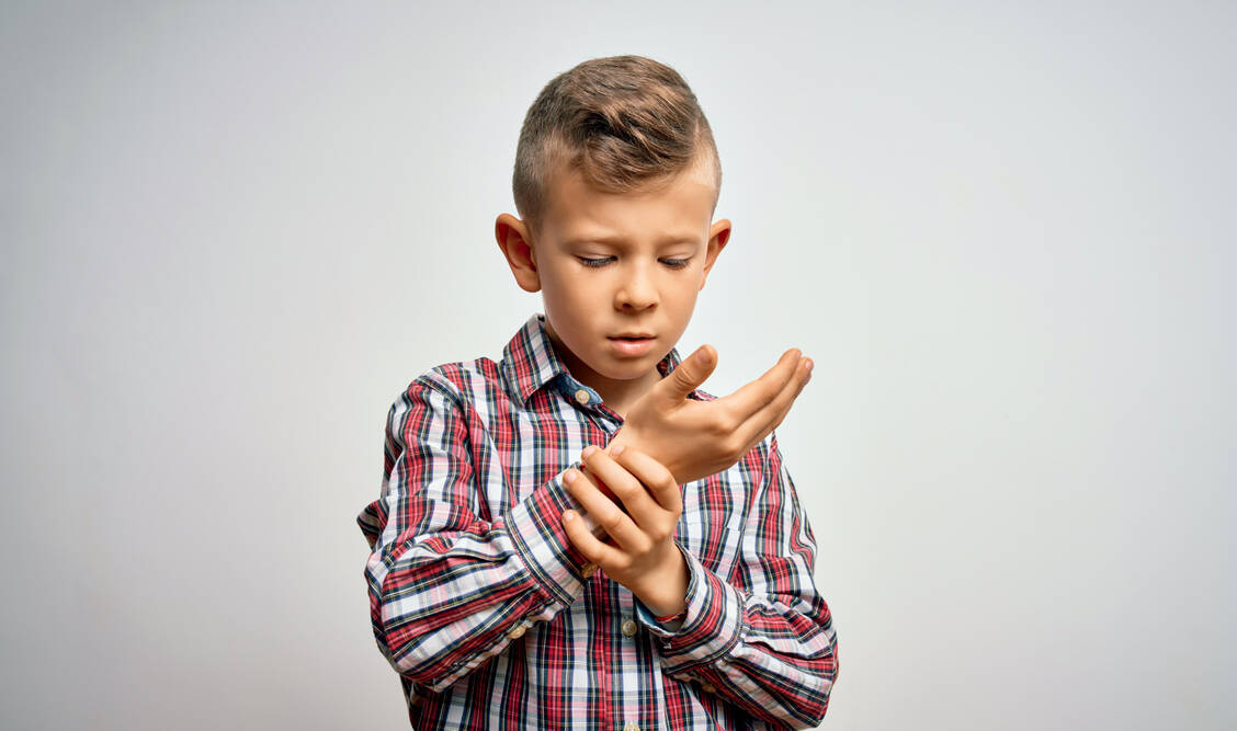 Auch Kinder können an rheumatischen Erkrankungen leiden. Beim Still-Syndrom erfasst die Entzündung auch innere Organe. / Foto: Adobe Stock/Krakenimages.com