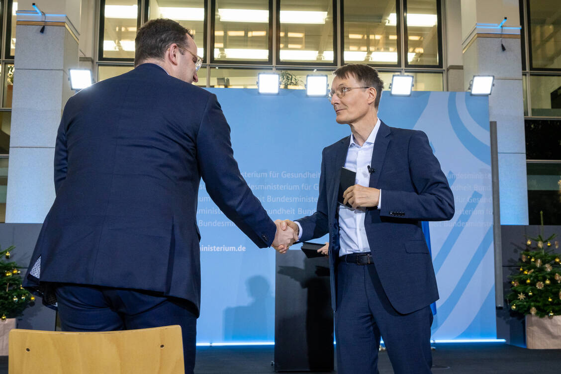 Ex-Minister Jens Spahn (CDU) hat das Bundesgesundheitsministerium am heutigen Mittwoch an Professor Karl Lauterbach (SPD) übergeben. / Foto: Thomas Ecke Berlin