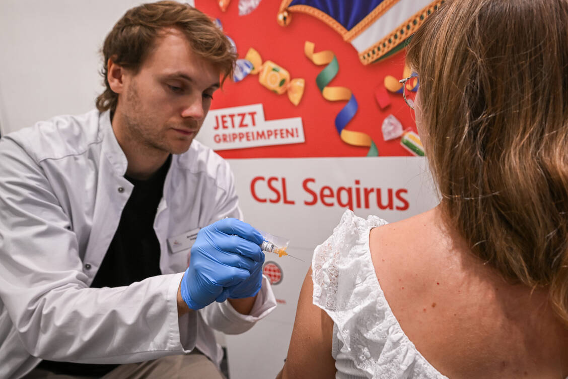Eine Patientin wird in der Apotheke Zum Goldenen Horn in Köln geimpft. / © CSL Seqirus/Socrates Tassos