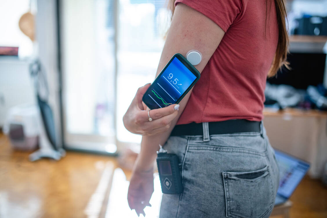 Blutzuckerkontrolle mit einer Diabetes-App / Foto: Getty Images/AzmanJaka