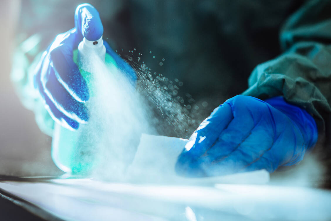 Durch probiotische Reinigungsmittel sollen sich harmlose Keime in Räumen ausbreiten und mit Krankheitserregern um Platz und Nahrung konkurrieren. / Foto: Getty Images/Guido Mieth