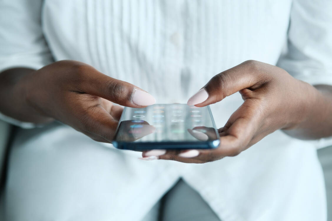 Eine einfachere Nutzung der E-Rezept-App verspricht sich eine Krankenkasse durch einen kartenlosen Zugang. / Foto: Adobe Stock/diego cervo