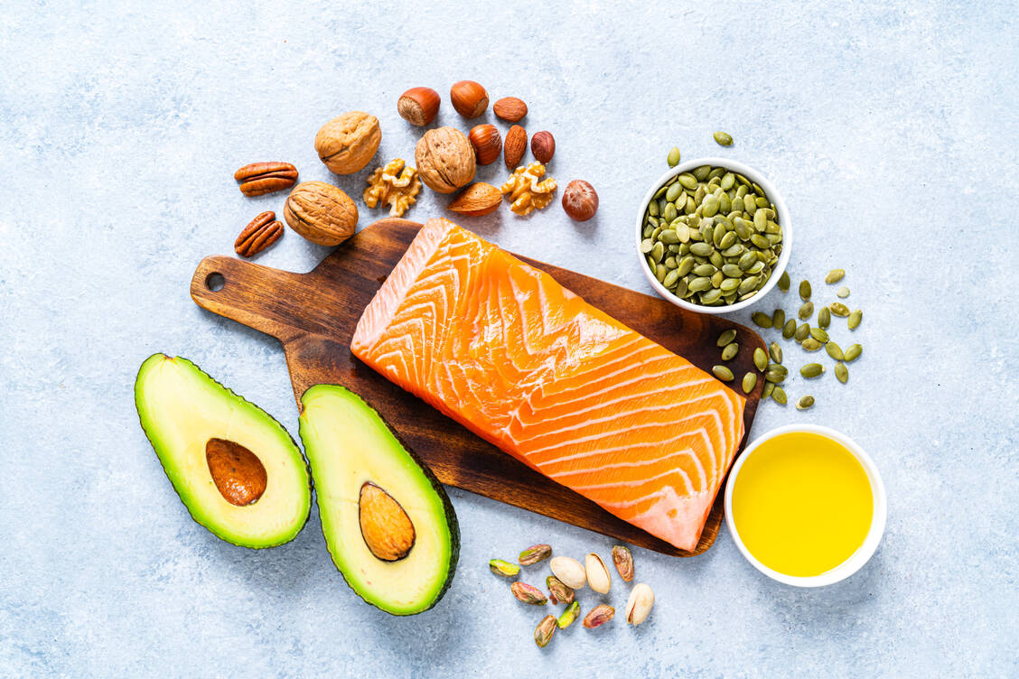 Eine antientzündliche Ernährung mit vielen Omega-3-Fettsäuren wie in Avocado, Lachs, Nüssen und Leinöl sowie wenig Milchprodukten könnte Akne lindern. Die Evidenzlage ist allerdings noch nicht eindeutig. / Foto: Getty Images/fcafotodigital