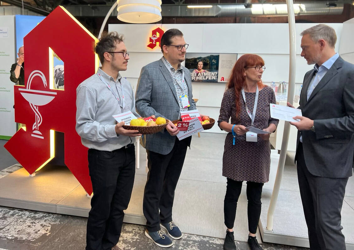 FDP-Parteichef Christian Lindner zu Besuch am ABDA-Stand auf dem Parteitag der Liberalen. / Foto: Privat