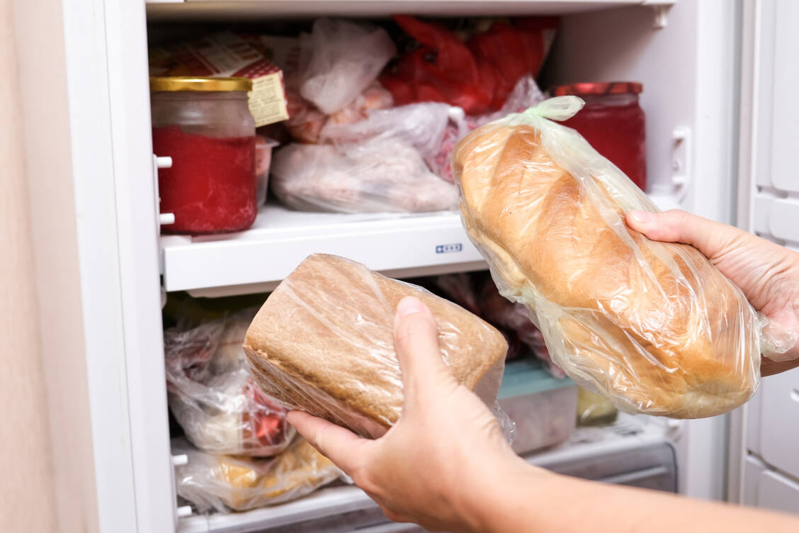 Brot erst einzufrieren, bevor man es verzehrt, wird aktuell etwa auf Tiktok geraten. An dem Tipp könnte was dran sein. / Foto: Adobe Stock/ReaLiia
