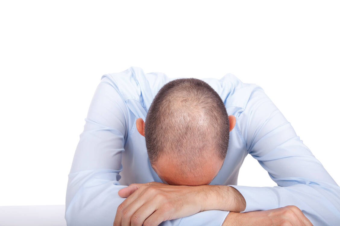 Sozialer Rückzug, Freud- und Antriebslosigkeit können Negativsymptome einer Schizophrenie sein. Atypische Antipsychotika helfen hier meist besser als die klassischen Wirkstoffe. / Foto: Fotolia/sad dogg design