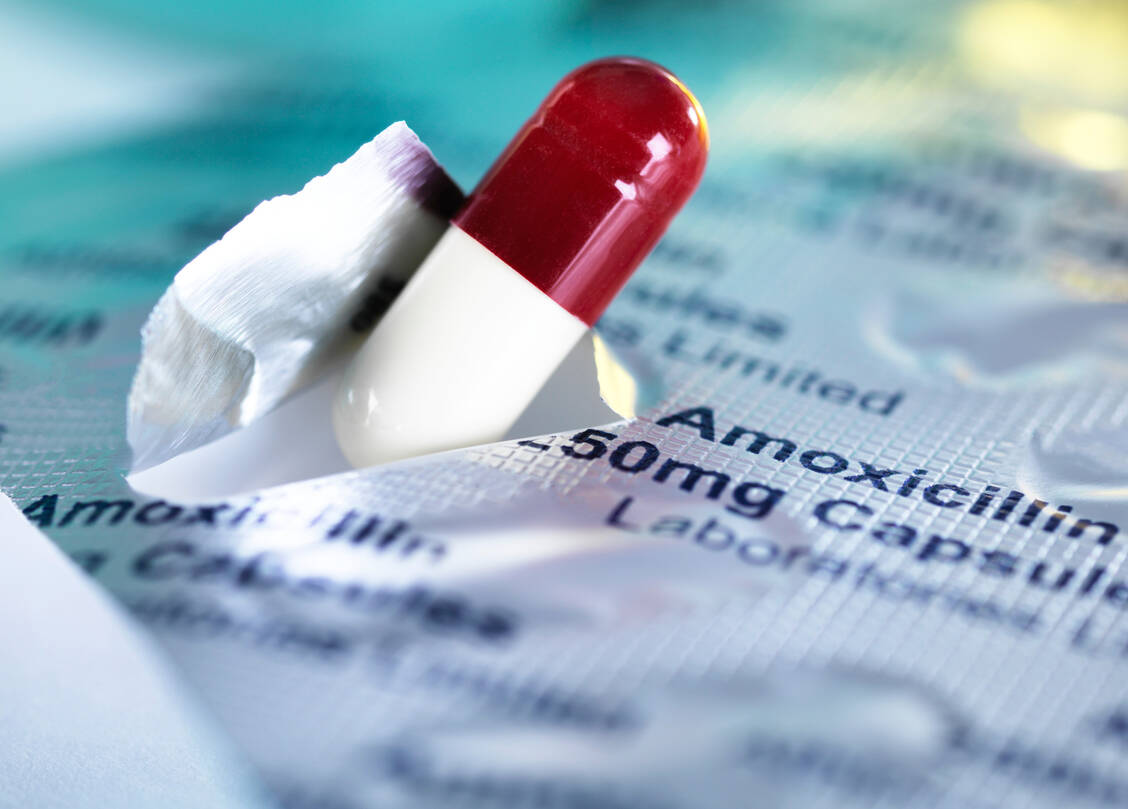 Sollte die EU-Kommission in ihrem Pharmapaket die Verschreibungsplicht bei antimikrobiellen Arzneimitteln wie geplant ausweiten, müssten die Kassen tiefer in die Tasche greifen, warnt die ABDA.  / Foto: Getty Images/Tek Image/Science Photo Library