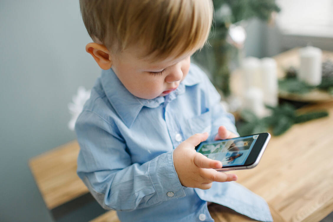 Kurzfristig hilfreich, auf lange Sicht aber schädlich: Handys als Babysitter. Unter drei Jahren sollten Kinder aktuellen Empfehlungen zufolge gar keine Zeit am Bildschirm verbringen. / Foto: Shutterstock/Katsiaryna Pakhomava