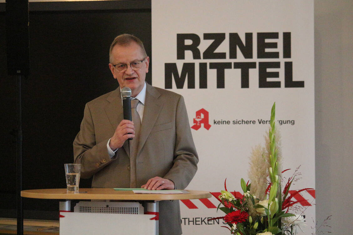 »Arroganz, Ignoranz und geringe Wertschätzung«: Olaf Behrendt, Vorsitzender des Apothekerverbands Brandenburg (AV), ging bei der AV-Mitgliederversammlung hart ins Gericht mit Bundesgesundheitsminister Professor Karl Lauterbach (SPD) und dessen politischem Umgang mit den Heilberufen. / Foto: LAV Brandenburg
