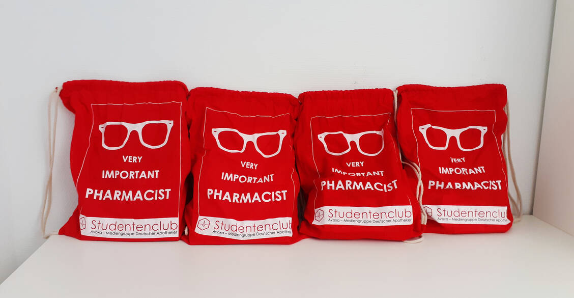 Die Avoxa – Mediengruppe stellt jährlich circa 3300 Erstsemestertaschen für die neuen Pharmaziestudierenden im Sommer- und Wintersemester zusammen. / Foto: Avoxa Mediengruppe