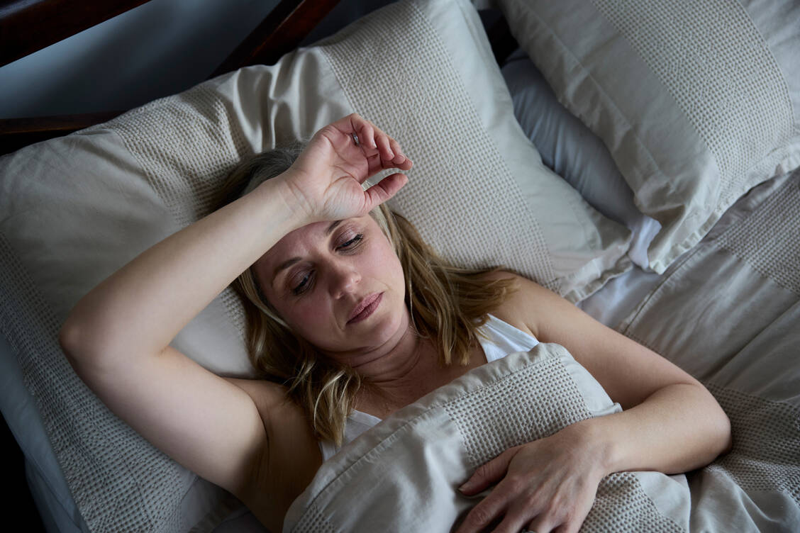 Eigentlich sind Frauen bessere Schläfer als Männer. Wenn sich das ändert, können Hormonschwankungen die Ursache sein. / Foto: Getty Images/Highwaystarz-Photography