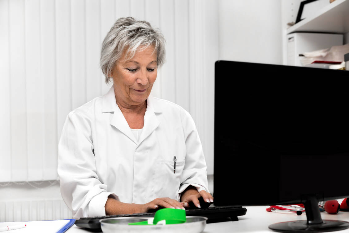 Assistierte Telemedizin: Die Ärztin kommt per Video zum Patienten in die Apotheke, kann dort eventuell eine Diagnose klären und ein E-Rezept ausstellen. / Foto: Adobe Stock/M. Dörr & M. Frommherz