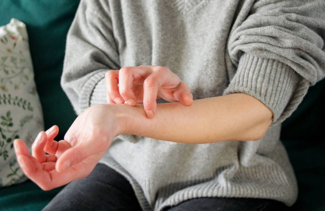 Nicht immer lassen sich Beschwerden wie Juckreiz und Hauterscheinungen bei atopischer Dermatitis mit topischen Therapeutika ausreichend gut lindern. Orale Glucocorticoide helfen schnell, sollten aber nur kurzzeitig angewendet werden. / Foto: Getty Images/Kinga Krzeminska