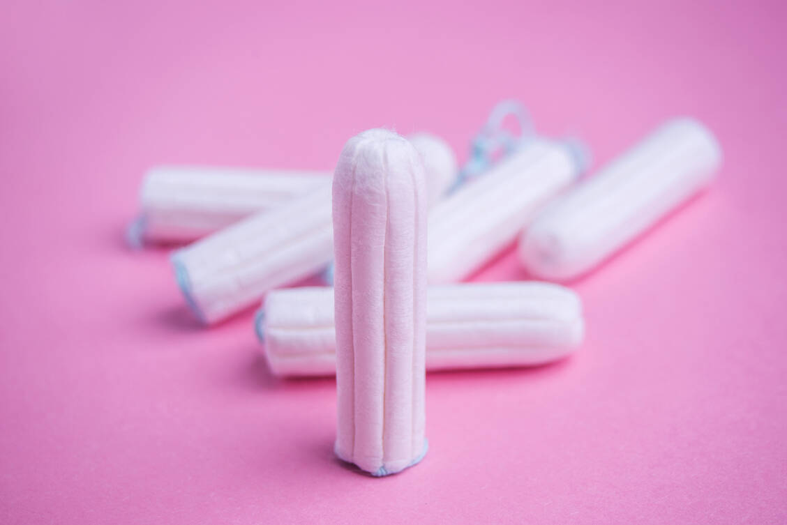 Auch Tampons aus Deutschland enthalten Schwermetalle. Allerdings nur in sehr geringen Konzentrationen, wie eine Ökotest-Analyse zeigt. Das Testteam stuft die Nutzung von Tampons als unbedenklich ein. / Foto: Getty Images/Emilija Manevska