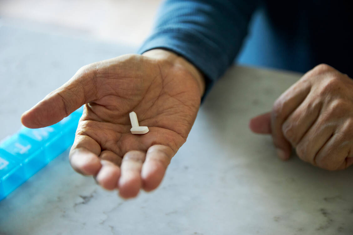 Blutdruckmedikamente sind gleich gut wirksam, egal ob sie morgens, mittags oder abends eingenommen werden. Der Patient sollte den Zeitpunkt wählen, der ihm am besten passt. / Foto: Getty Images/The Good Brigade