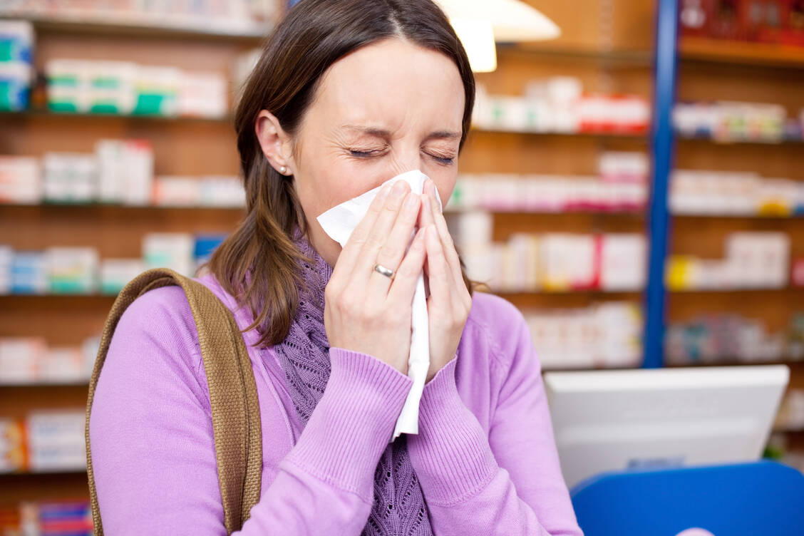 Kündigt sich eine Erkältung an, ist die Apotheke oftmals erste Anlaufstelle.  / Foto: Adobe Stock/contrastwerkstatt