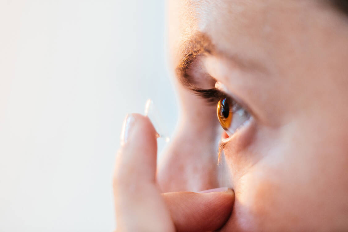 Jucken die Augen zu sehr, sollten Pollenallergiker eine Kontaktlinsenpause einlegen. / © Getty Images/Guido Mieth