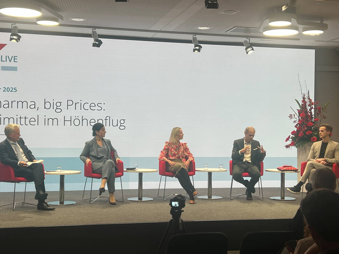 Debattierten im Hause des GKV-Spitzenverbands: Moderator Christian Geinitz (FAZ), Paula Piechotta (Bundestagsabgeordnete Bündnis 90/Die Grünen), Stefanie Stoff-Ahnis (stellvertretende Vorstandsvorsitzende des GKV-Spitzenverbandes), Professor Jochen Schmitt (Direktor des Zentrums für Evidenzbasierte Gesundheitsversorgung an der TU Dresden) und der SPD-Bundestagsabgeordnete Matthias Mieves (v.l.). / © PZ/Höhn