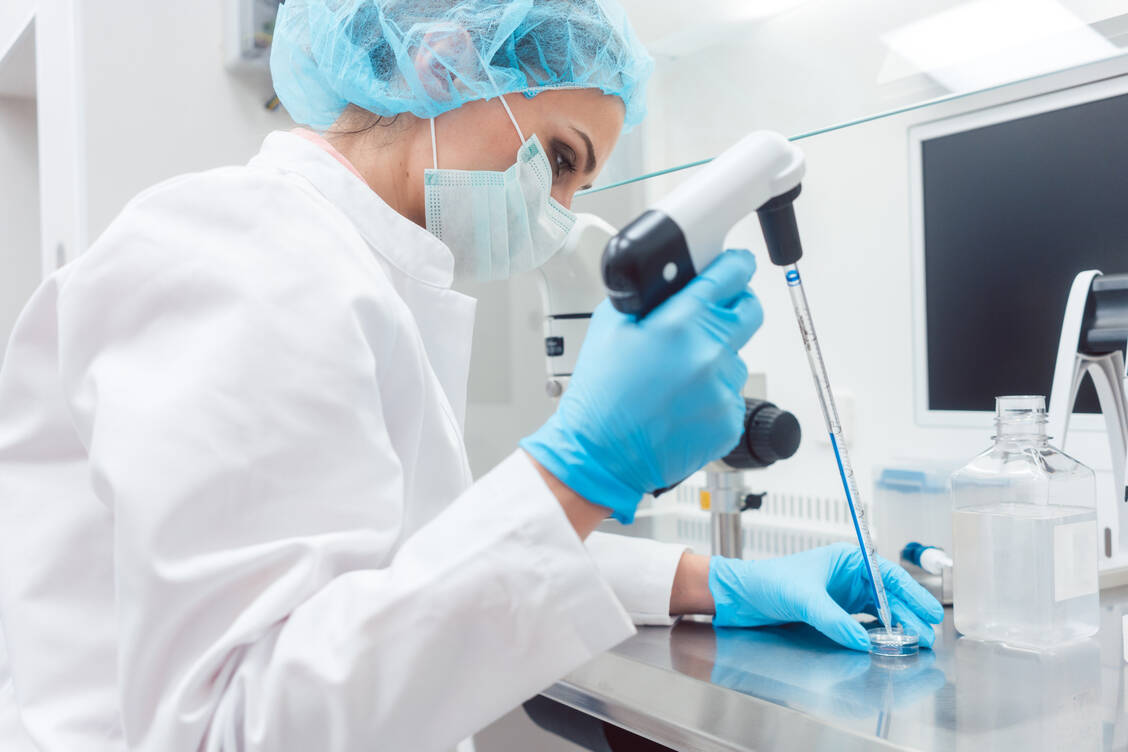 Um Coronavirus-Varianten aufzuspüren, werden in Deutschland vermehrt Vollgenomsequenzierungen durchgeführt. Für diese Untersuchung müssen die Proben aufwendig vorbereitet werden.  / Foto: Adobe Stock/Kzenon